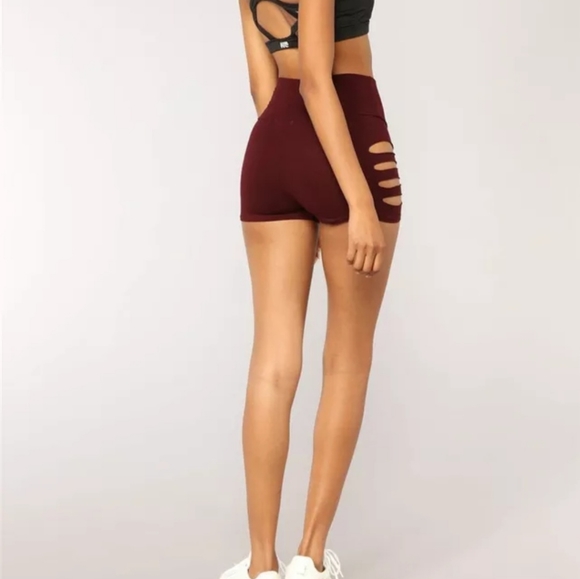 New burgundy high waist shorts - Picture 3 of 3